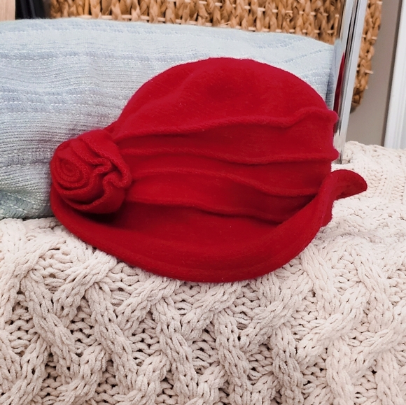 Vintage Wool Cloche Hat with Flower Accent piece 1920's/1930's Style- Red - Picture 1 of 16